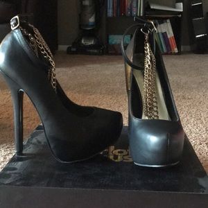 Black pumps with gold anklet